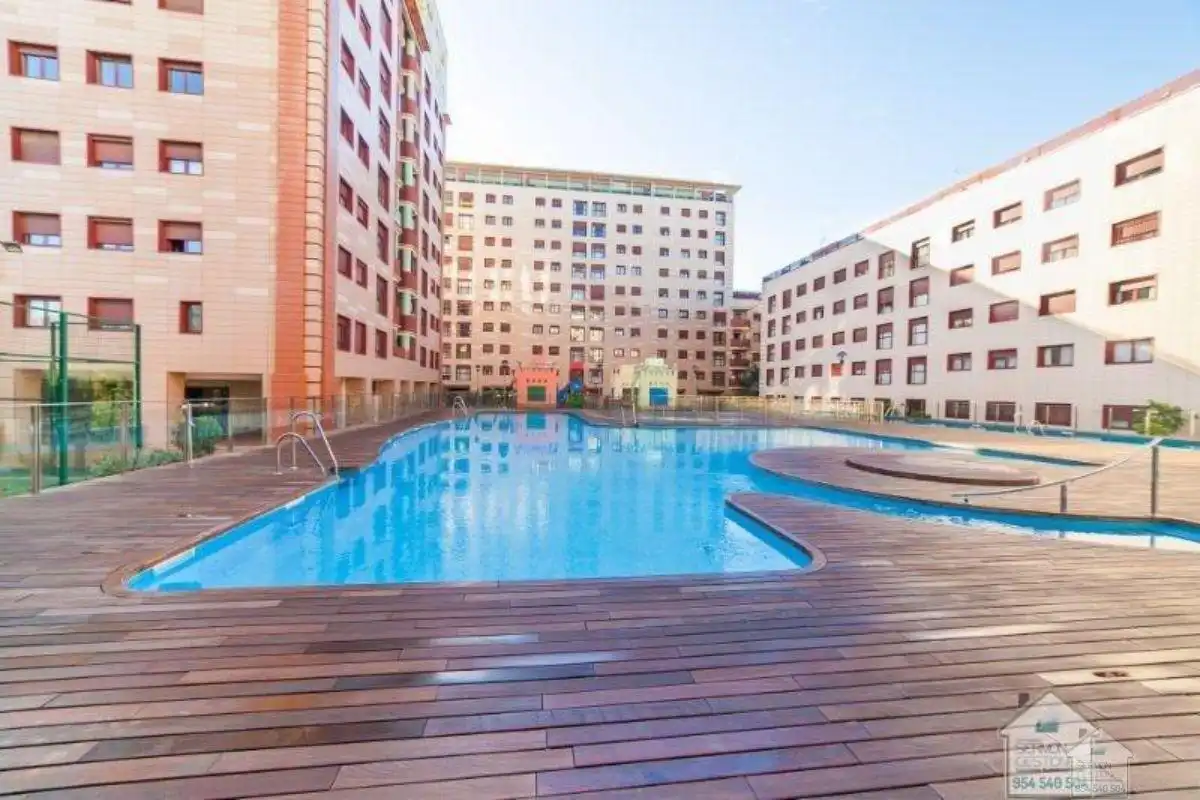 Piscina de Pis de lloguer en Sevilla amb Aire condicionat, Calefacció i Traster