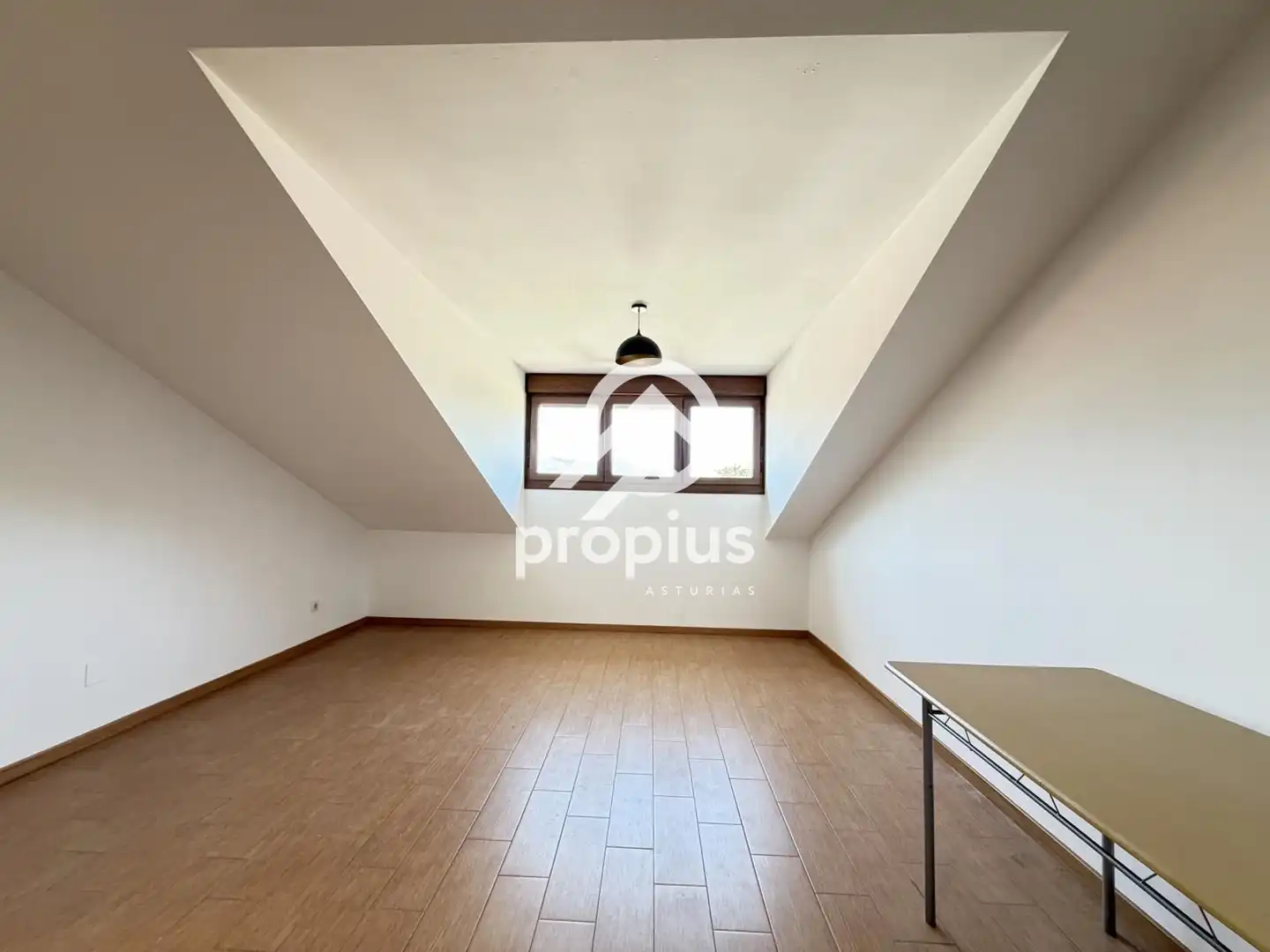 Schlafzimmer von Dachboden zum Verkauf in Llanes mit Abstellraum