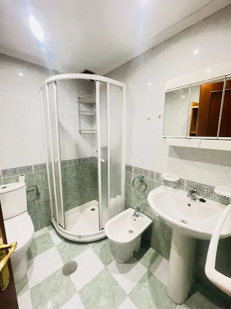 Bany de Apartament en venda en Gijón  amb Calefacció i Traster