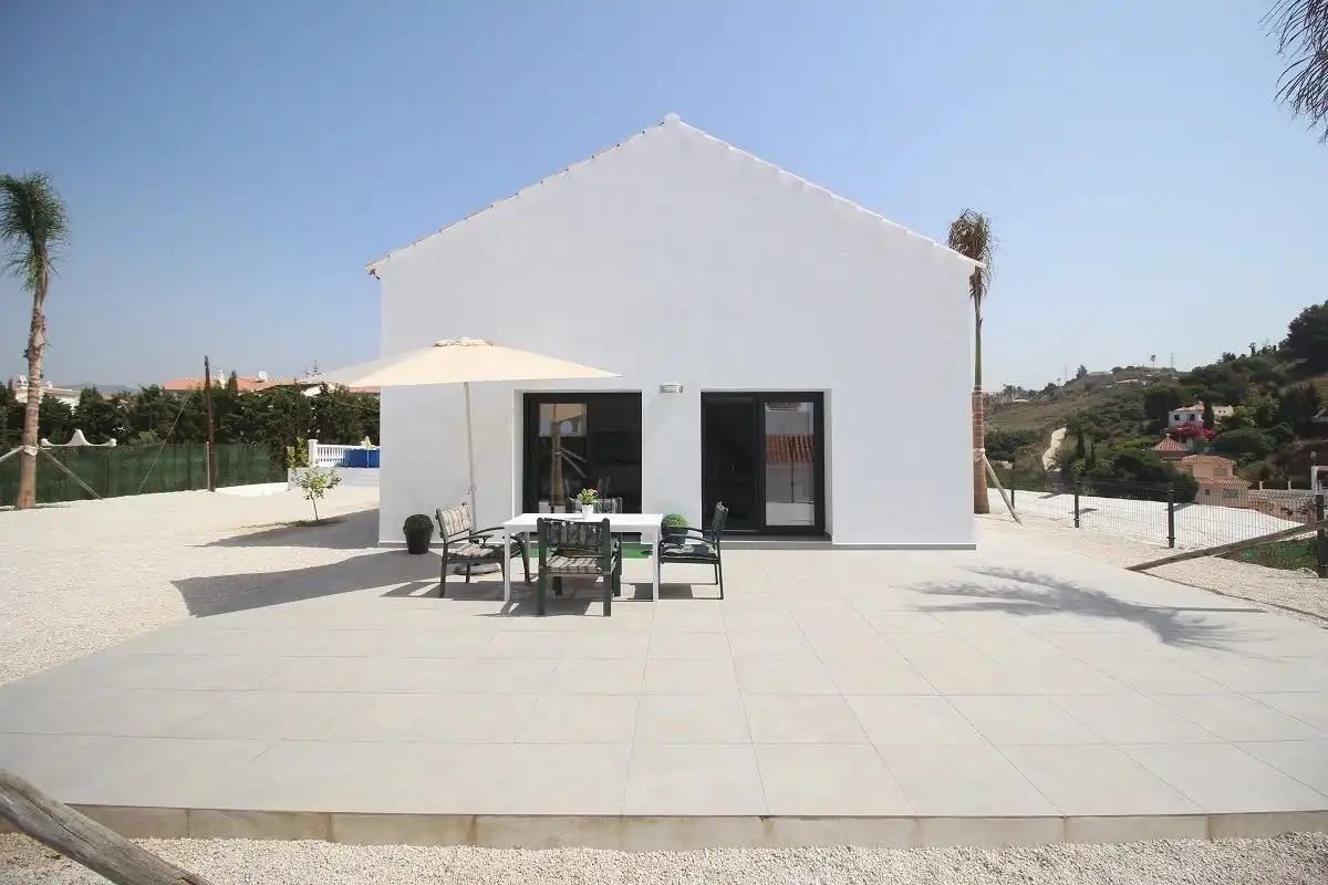 Vista exterior de Casa o xalet de lloguer en Nerja amb Aire condicionat, Jardí privat i Traster