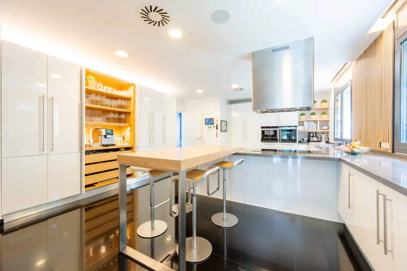 Cocina de Casa o chalet en venta en Sant Cugat del Vallès con Aire acondicionado, Calefacción y Jardín privado