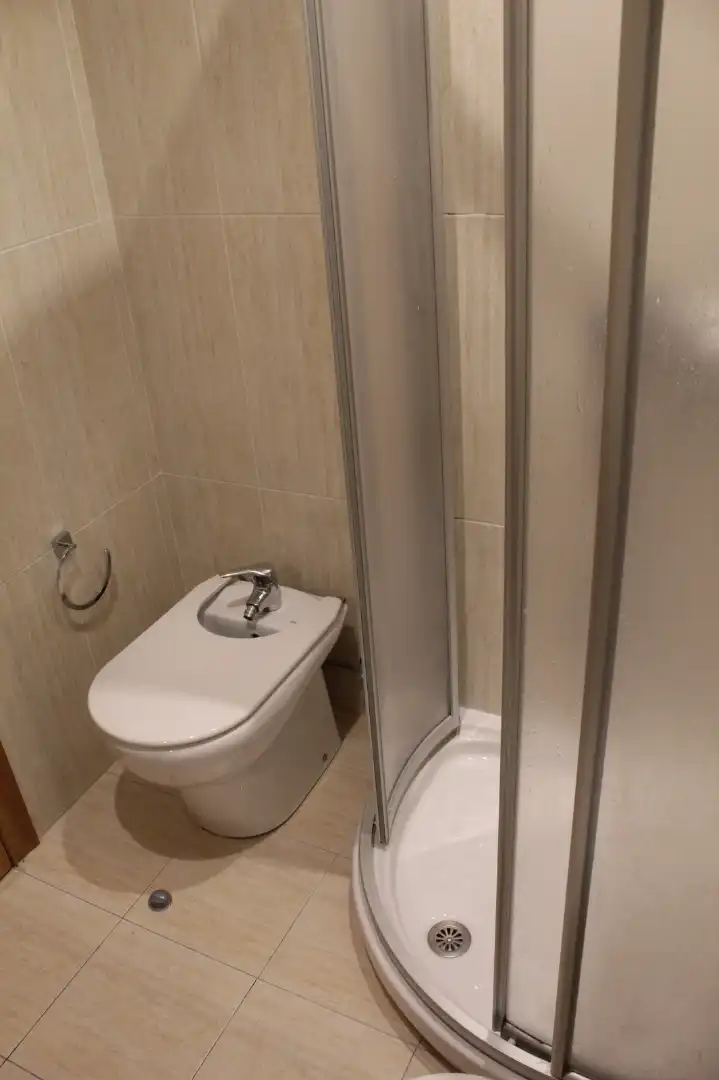 Bany de Pis de lloguer en Ourense Capital  amb Calefacció, Moblat i Forn