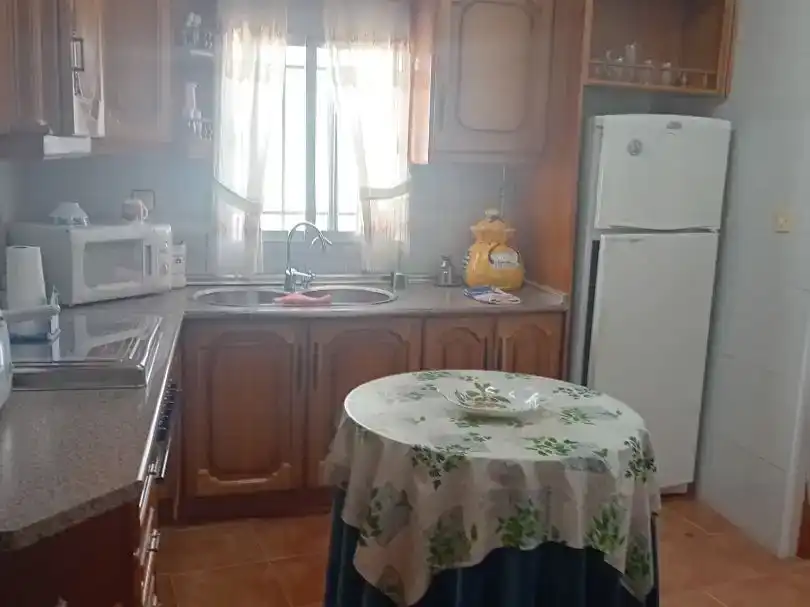 Cuina de Casa adosada en venda en Martos amb Jardí privat, Traster i Piscina
