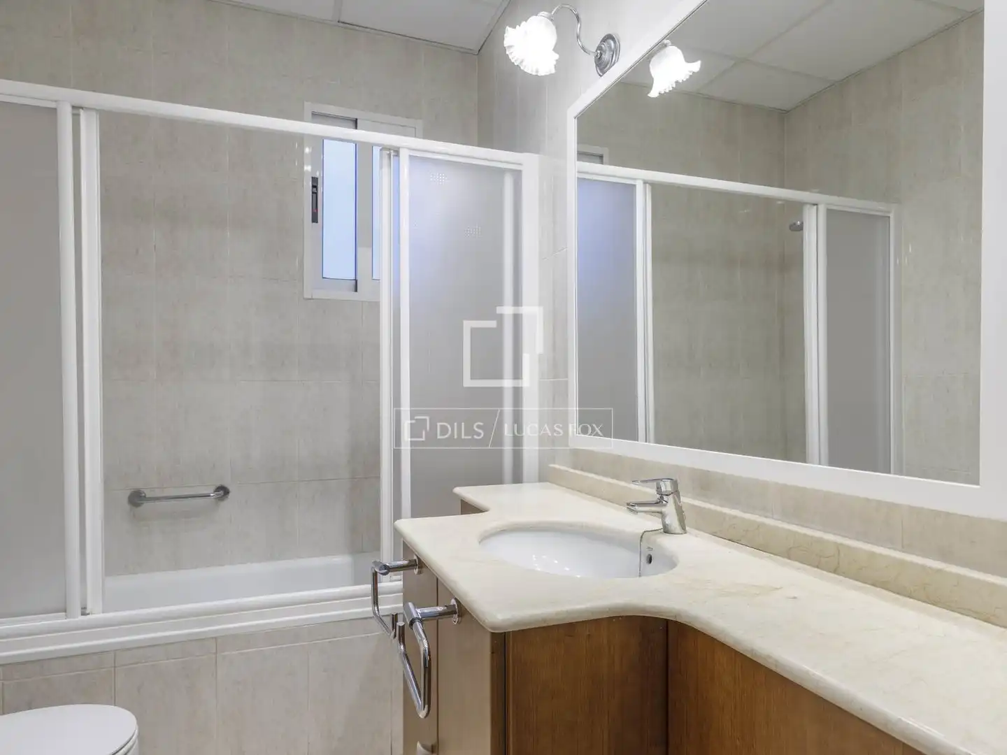 Bathroom of Flat for rent in Valencia  with Air Conditioner, Heating and Balcony