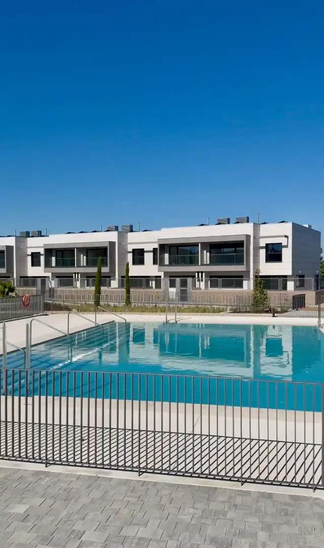 Vista exterior de Casa adosada en venta en Boadilla del Monte con Aire acondicionado, Calefacción y Jardín privado