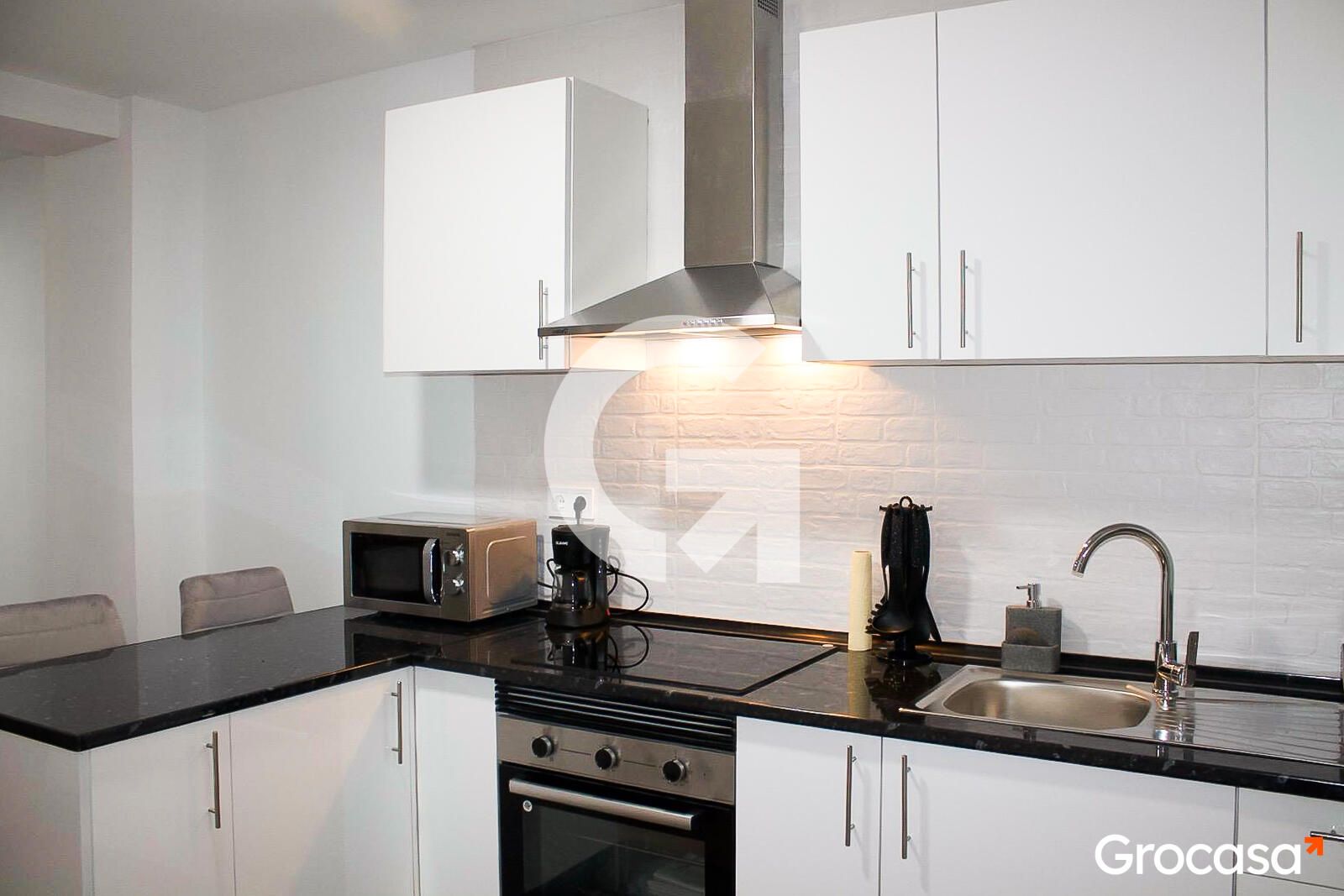 Kitchen of Planta baja for sale in L'Hospitalet de Llobregat  with Air Conditioner, Furnished and Oven