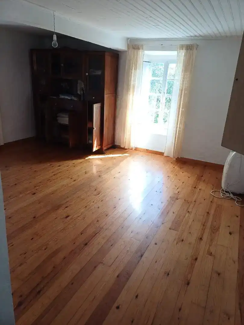 Schlafzimmer von Erdgeschoss zum Verkauf in Cariño mit Privatgarten, Abstellraum und Ofen
