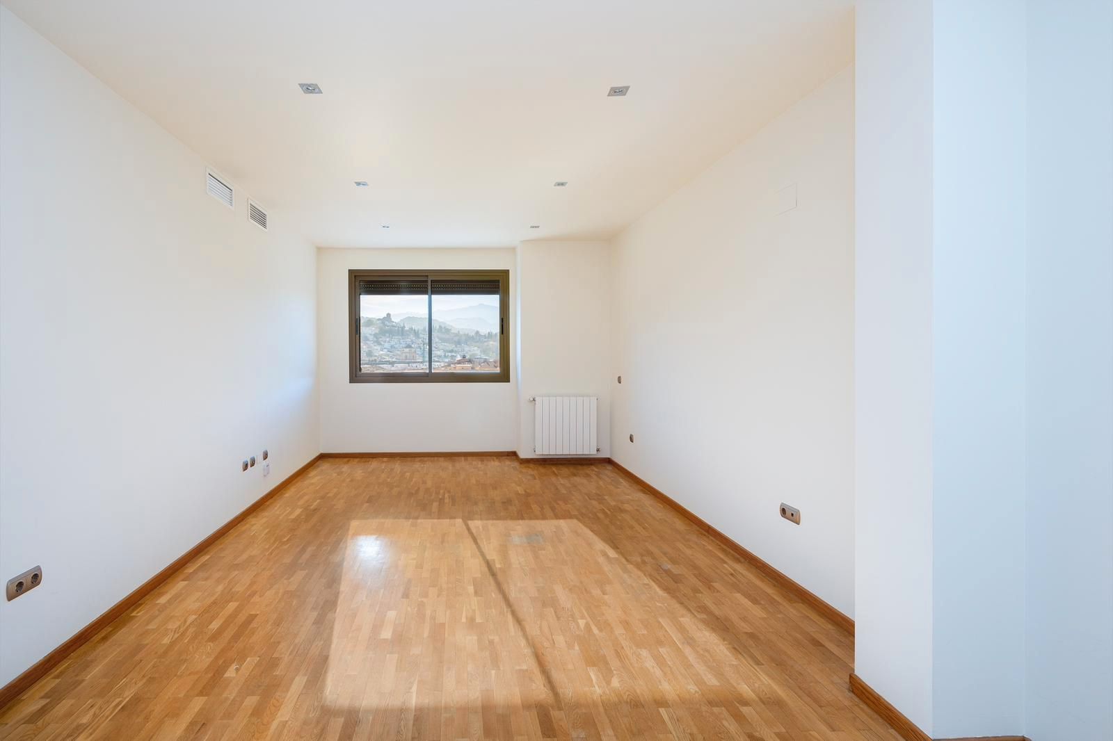 Bedroom of Flat to rent in  Granada Capital  with Air Conditioner, Heating and Parquet flooring