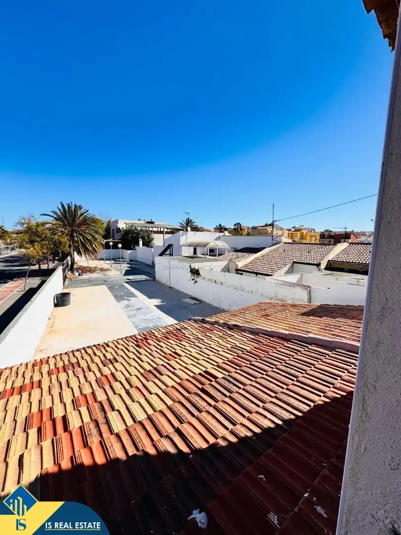 Vista exterior de Casa o xalet en venda en Alicante / Alacant amb Terrassa i Moblat