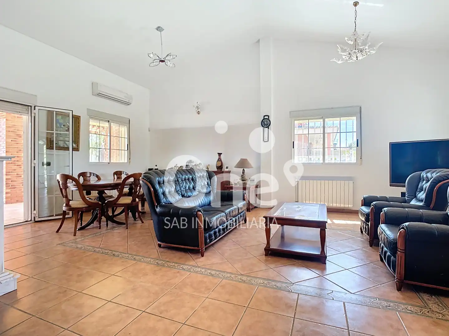 Sala d'estar de Casa o xalet en venda en Chiva amb Aire condicionat, Calefacció i Jardí privat