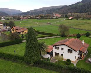 Jardí de Casa o xalet en venda en Cabuérniga amb Terrassa i Balcó