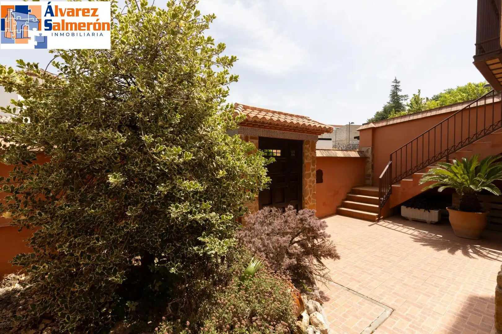 Vista exterior de Casa o xalet en venda en La Zubia amb Calefacció, Jardí privat i Terrassa