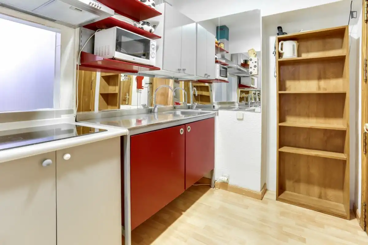 Cuina de Apartament de lloguer en Madrid amb Aire condicionat, Moblat i Rentadora