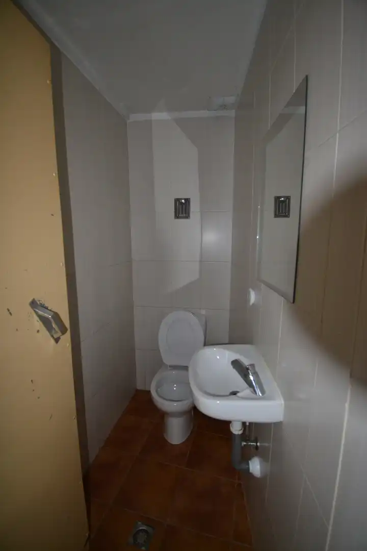 Badezimmer von Geschaftsraum zum Verkauf in Malpartida de Plasencia mit Klimaanlage, Heizung und Möbliert