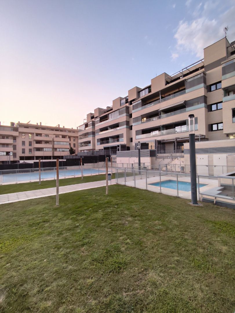 Swimming pool of Flat for sale in Valdemoro  with Air Conditioner, Heating and Terrace