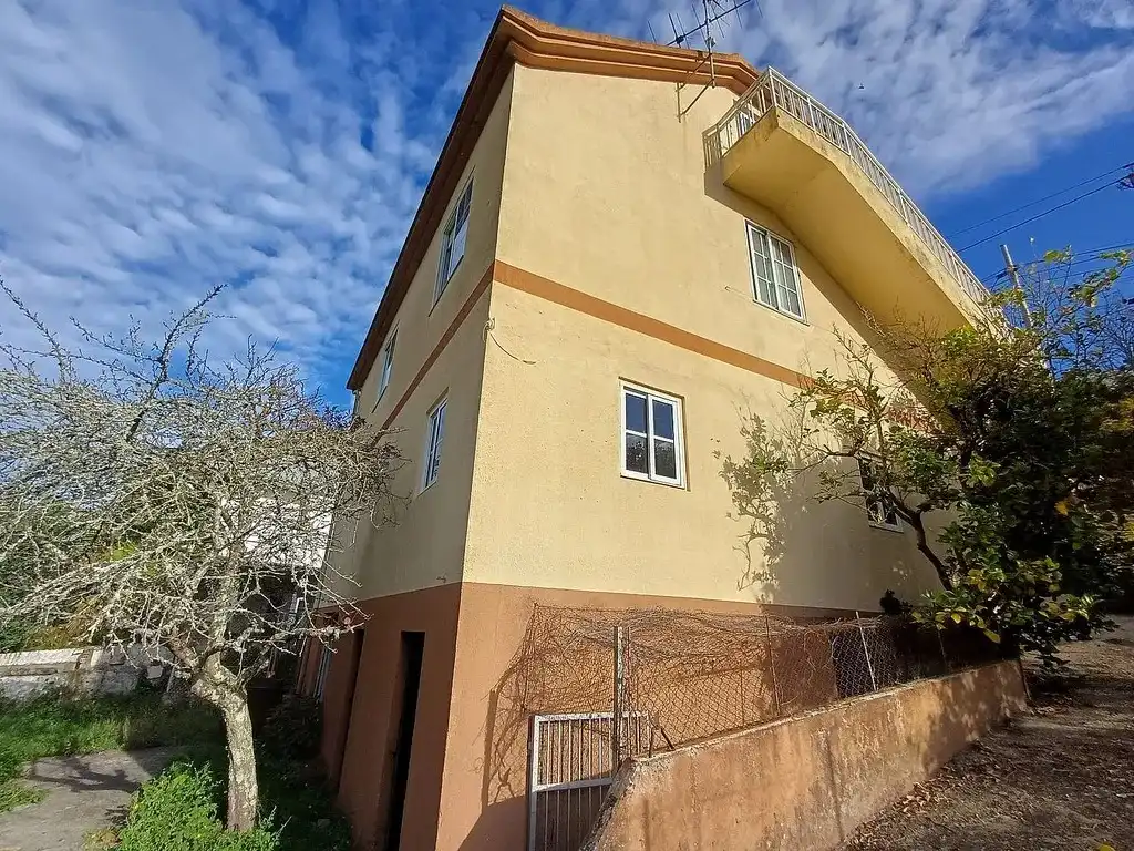Vista exterior de Casa o xalet en venda en Mondariz amb Calefacció, Jardí privat i Parquet