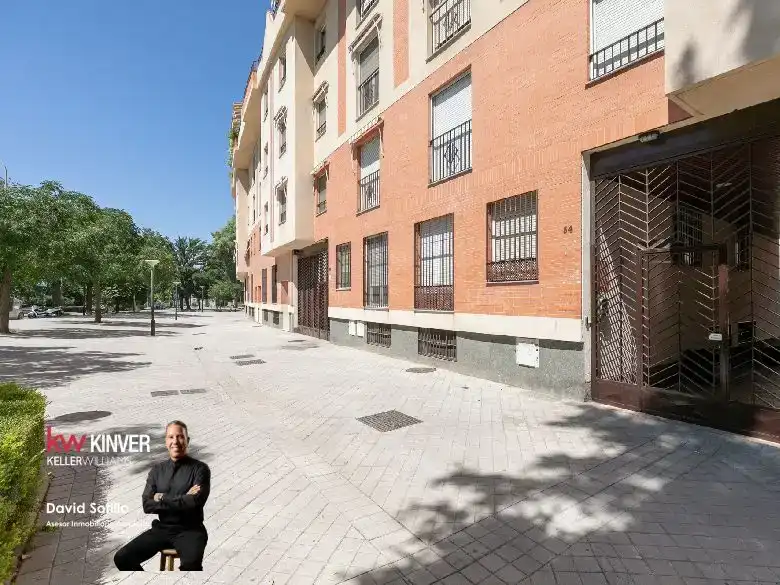 Vista exterior de Pis en venda en  Granada Capital amb Aire condicionat i Piscina