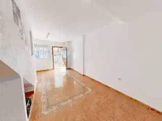 Vista exterior de Casa adosada en venda en Orihuela amb Jardí privat, Terrassa i Balcó