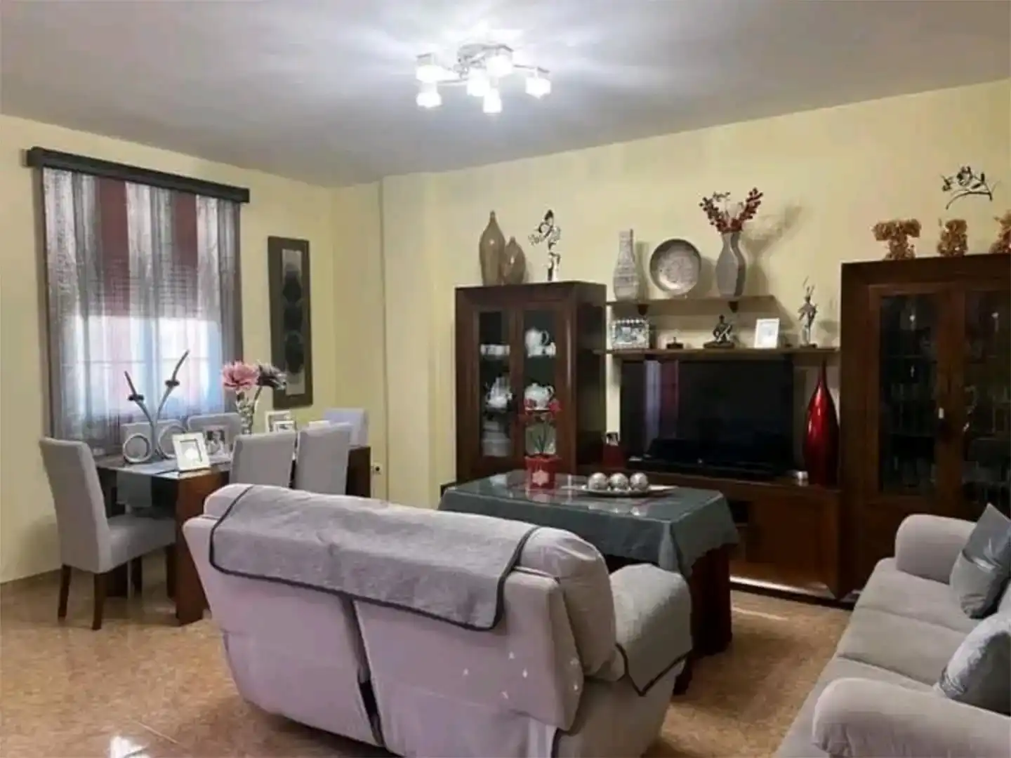 Sala d'estar de Pis en venda en Bedmar y Garcíez amb Aire condicionat, Traster i Moblat