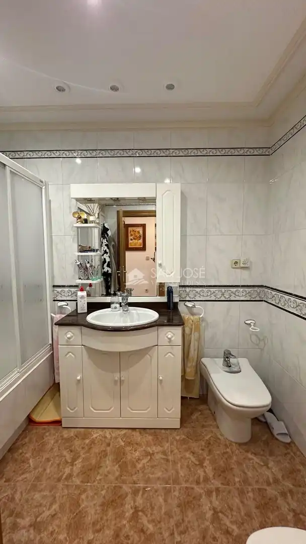 Baño de Piso en venta en Elche / Elx con Calefacción, Terraza y Balcón