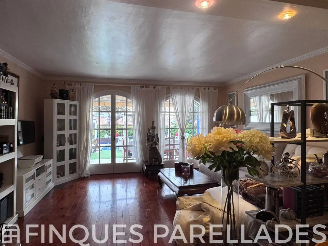 Sala d'estar de Casa adosada en venda en Sitges amb Aire condicionat, Calefacció i Jardí privat