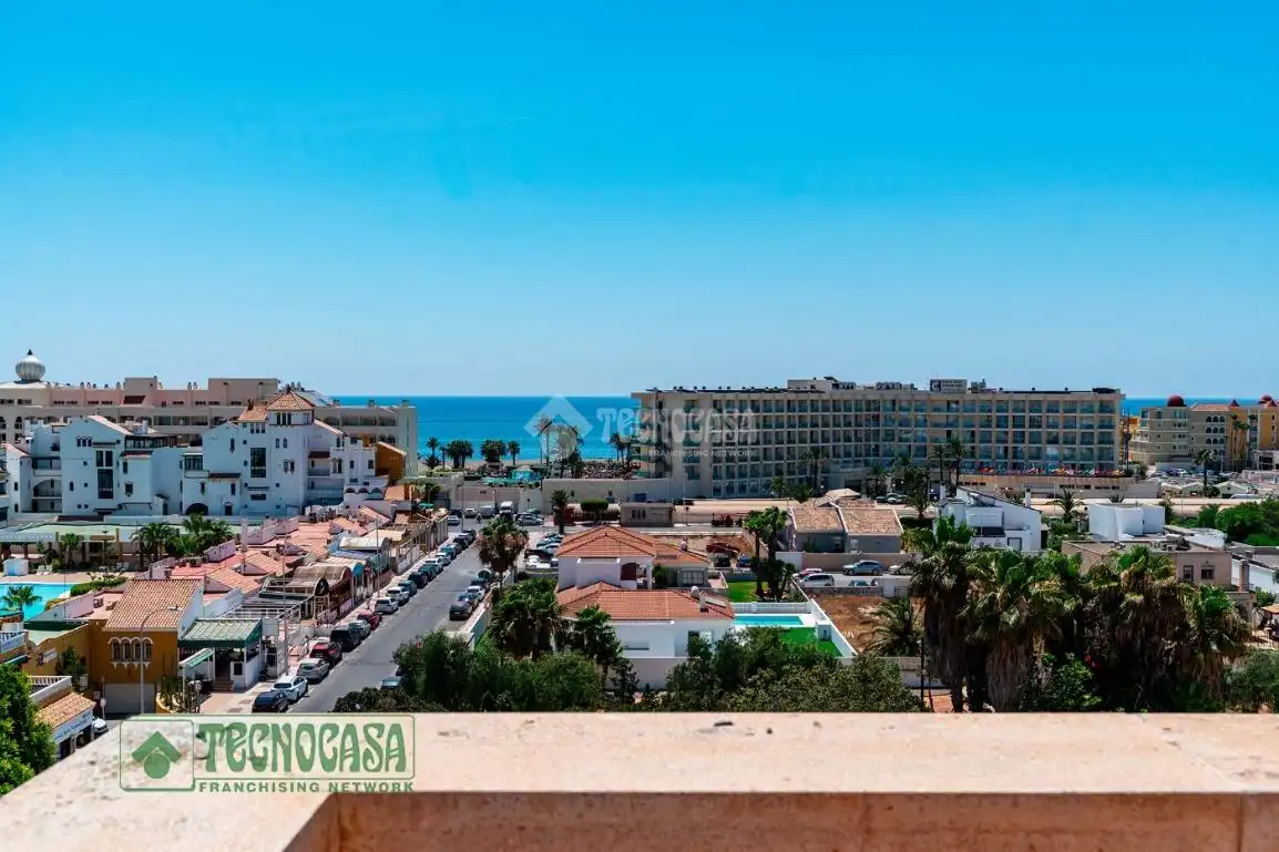 Vista exterior de Piso en venta en Roquetas de Mar con Calefacción y Terraza