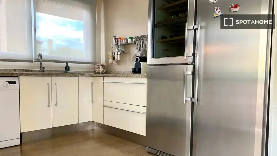 Cuina de Pis de lloguer en Cullera amb Aire condicionat, Calefacció i Moblat