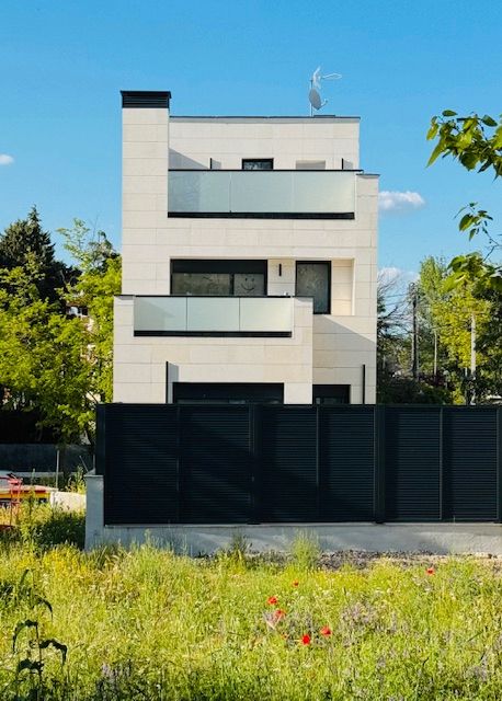 Exterior view of House or chalet for sale in  Madrid Capital  with Air Conditioner, Heating and Private garden
