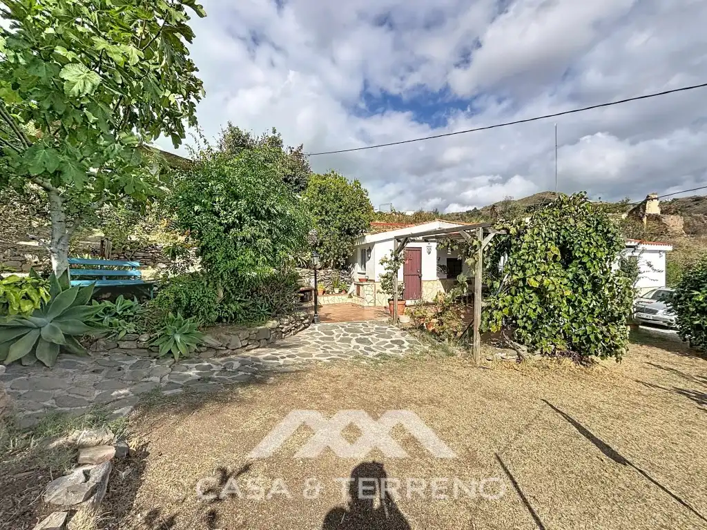 Außenansicht von Haus zum Verkauf in Vélez-Málaga mit Klimaanlage und Terrasse
