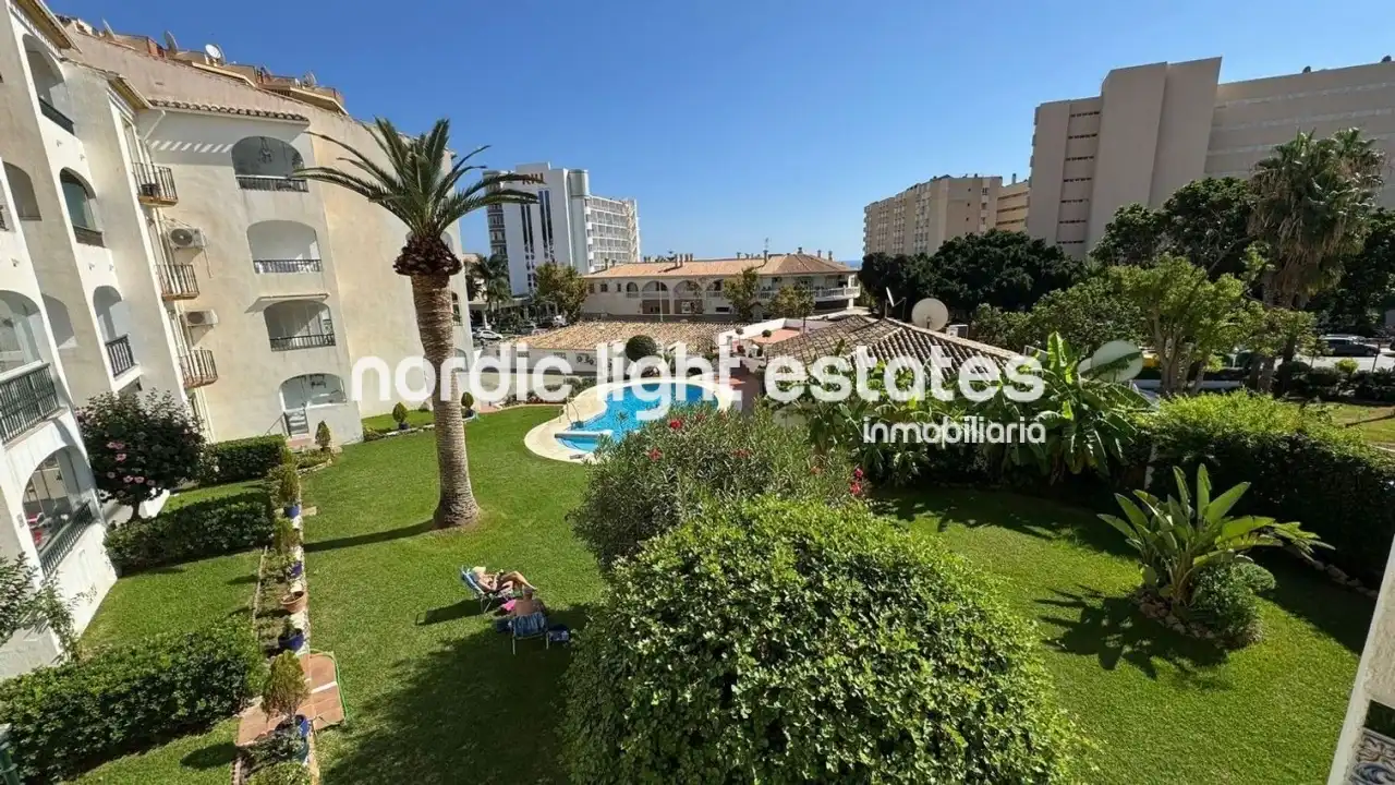 Piso con piscina en venta en La Carihuela - Los Nidos