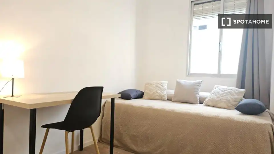Schlafzimmer von Wohnung zur Miete in Valencia mit Klimaanlage, Heizung und Möbliert