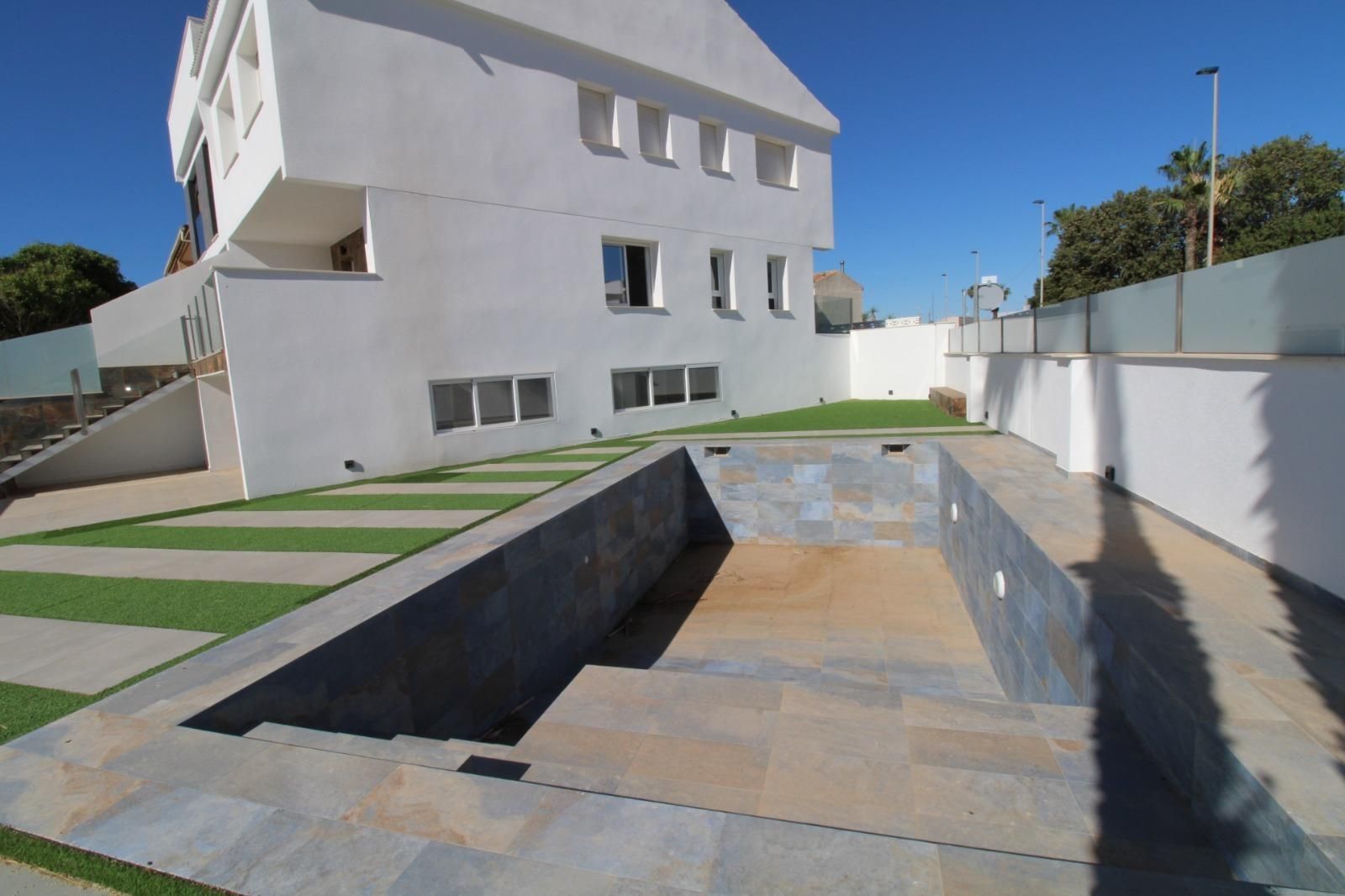 Piscina de Casa o xalet en venda en San Pedro del Pinatar amb Aire condicionat, Calefacció i Jardí privat
