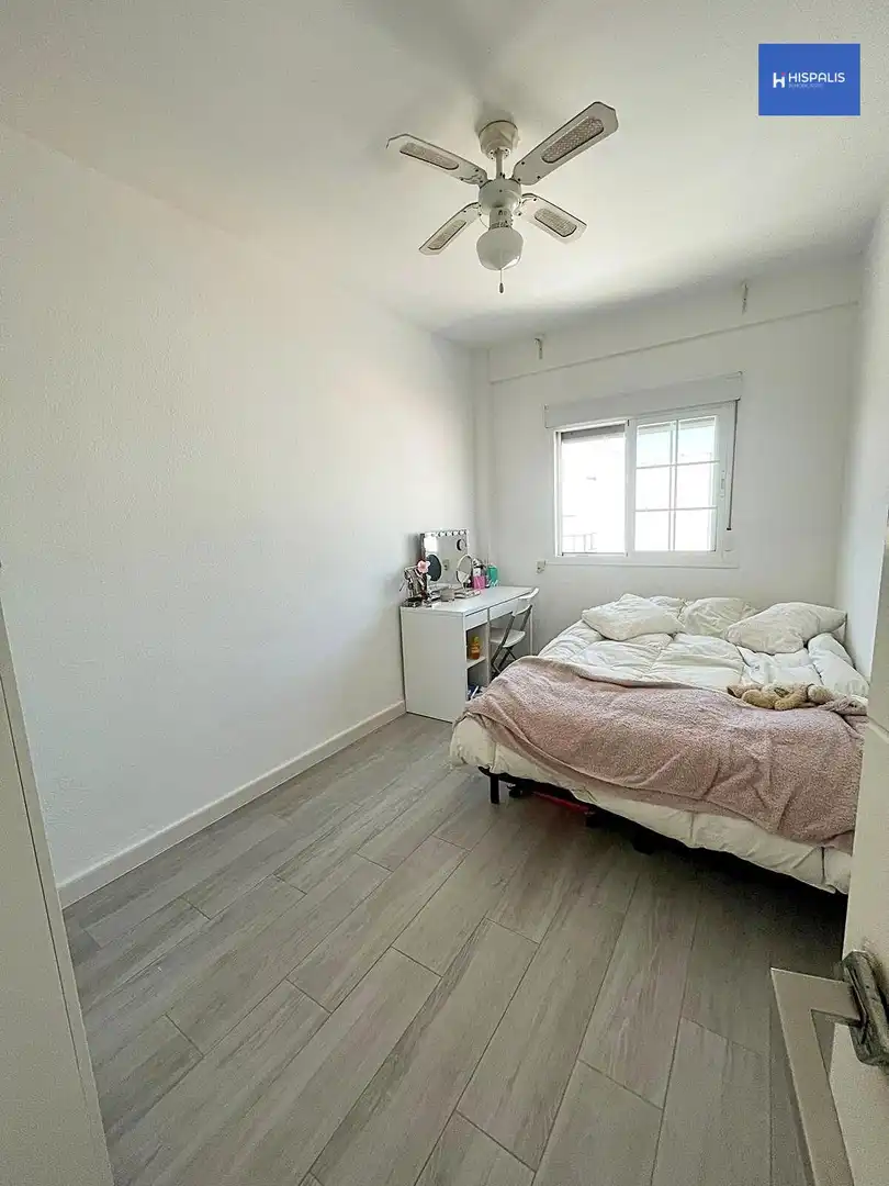 Bedroom of Flat for sale in Sevilla  with Air Conditioner