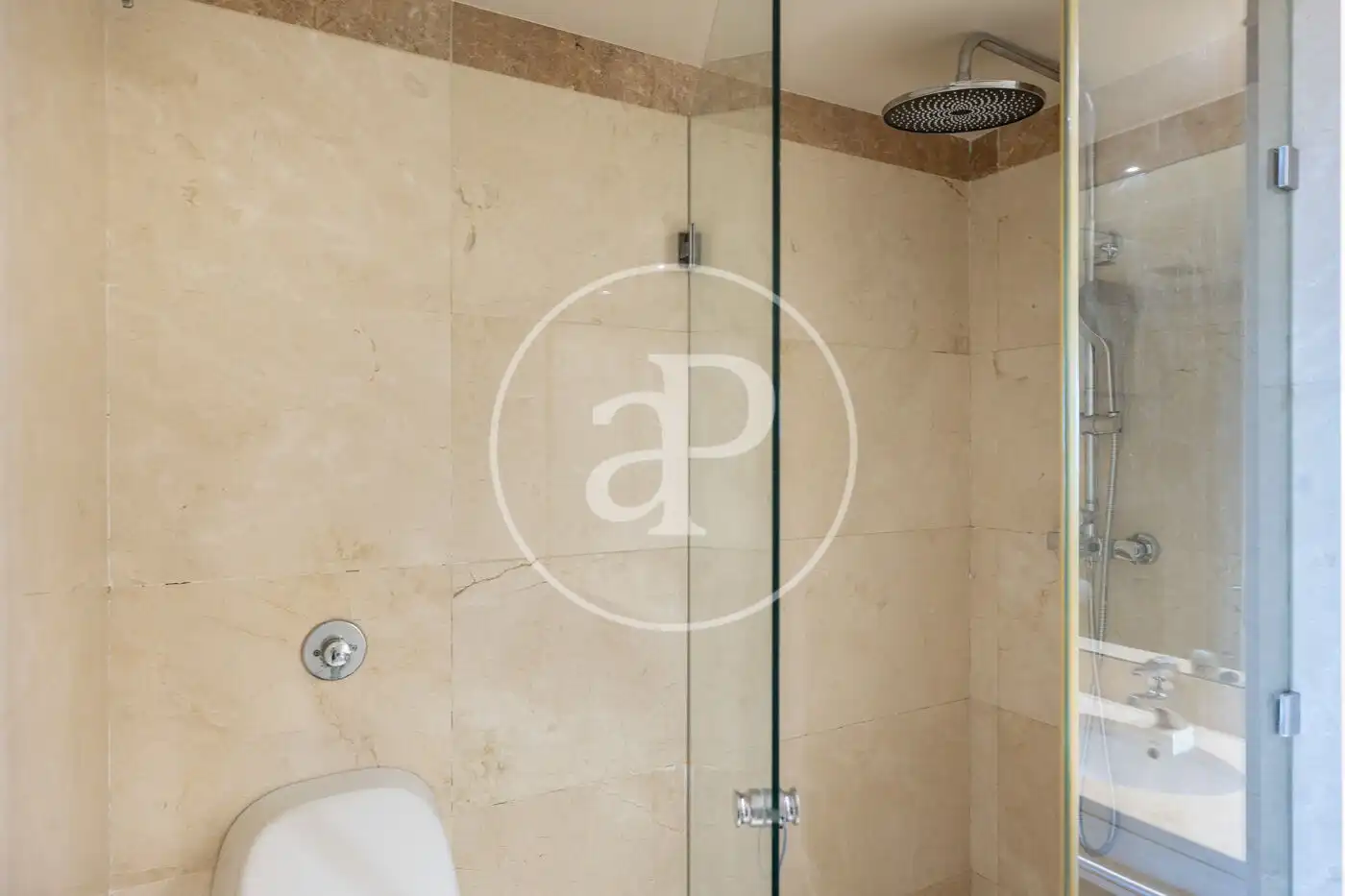 Baño de Piso en venta en Barcelona con Aire acondicionado, Calefacción y Jardín privado