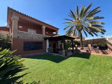 Casa amb piscina en venda a Calle OPORTO