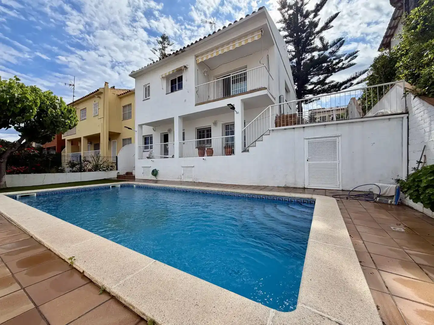 Vista exterior de Casa o chalet en venta en Sant Pere de Ribes con Piscina y Balcón