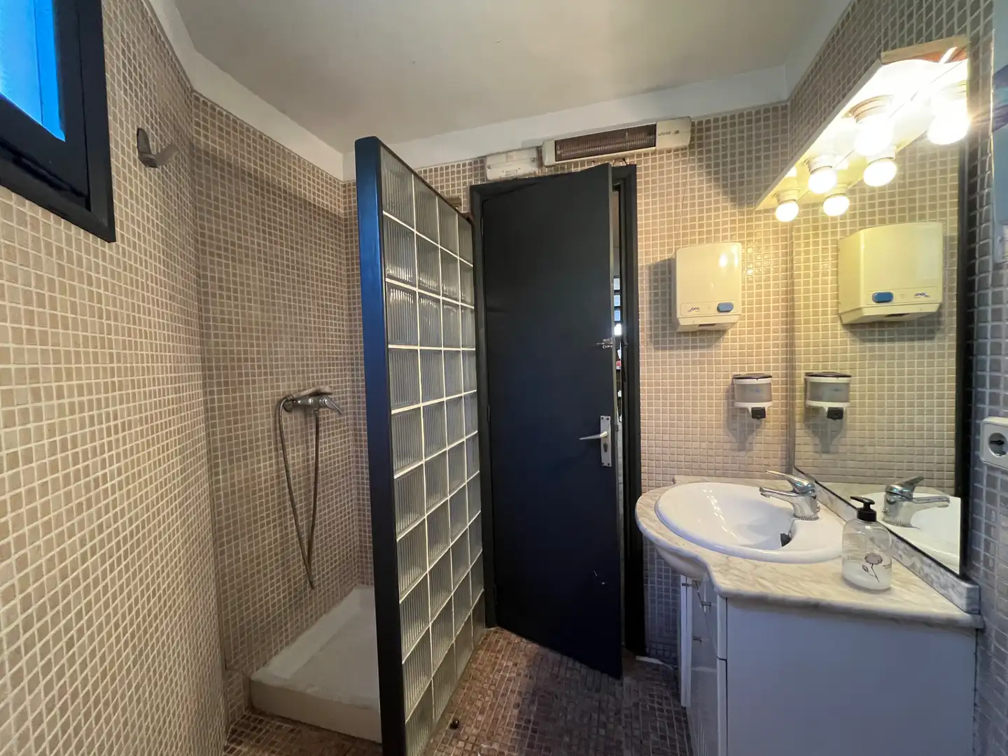 Baño de Nave industrial de alquiler en Girona con Alarma