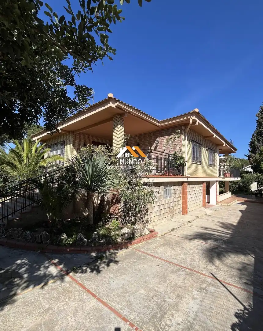 Vista exterior de Casa o xalet en venda en Paterna amb Aire condicionat, Calefacció i Jardí privat