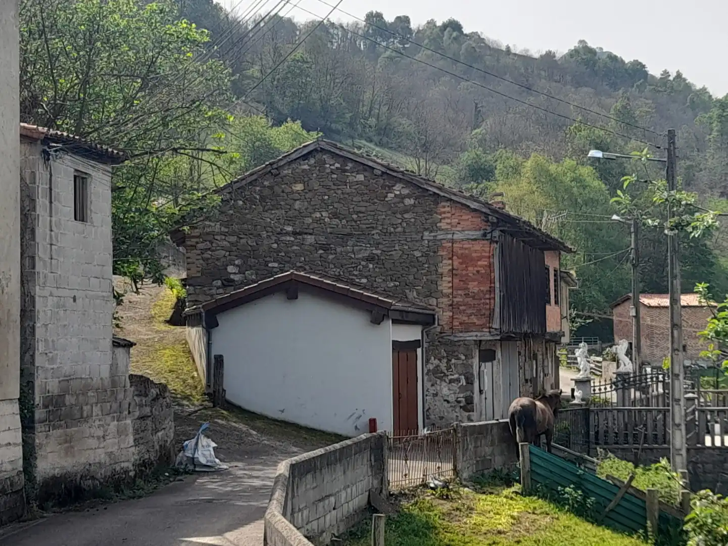 Außenansicht von Einfamilien-Reihenhaus zum Verkauf in Laviana mit Abstellraum und Balkon