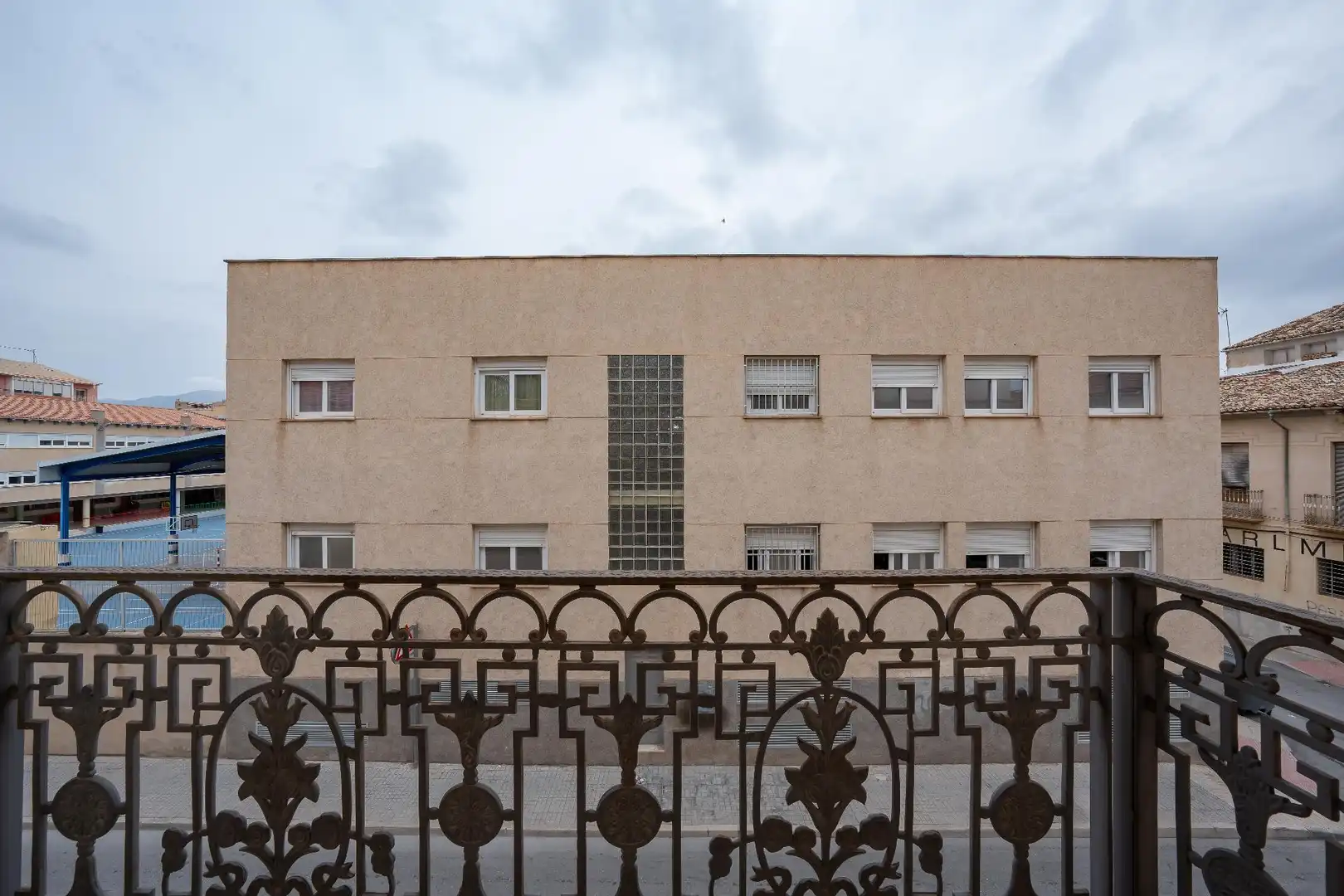 Außenansicht von Einfamilien-Reihenhaus zum Verkauf in Novelda mit Heizung, Terrasse und Balkon