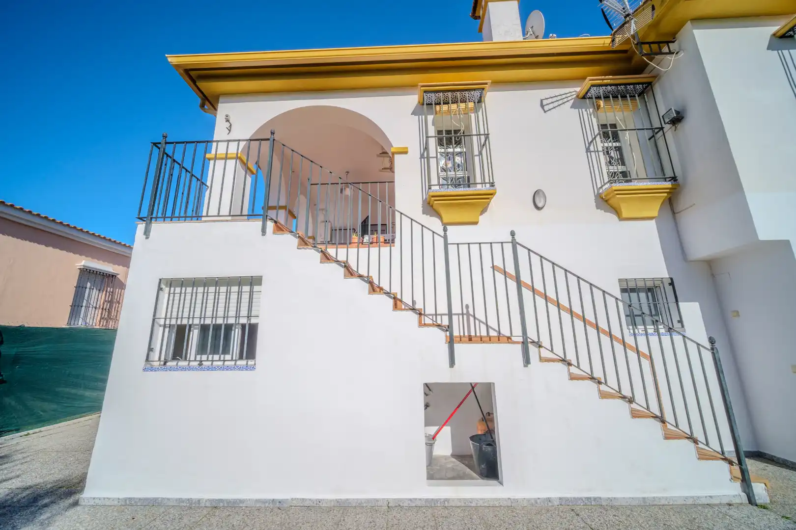 Vista exterior de Casa o xalet en venda en Montequinto amb Jardí privat, Terrassa i Moblat