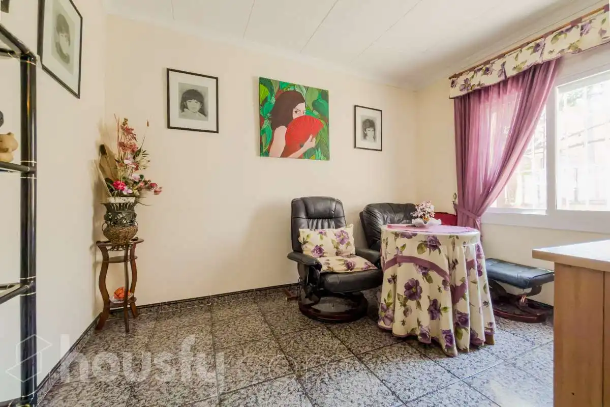 Living room of Houses for sale in Santa Coloma de Gramenet  with Air Conditioner, Heating and Private garden