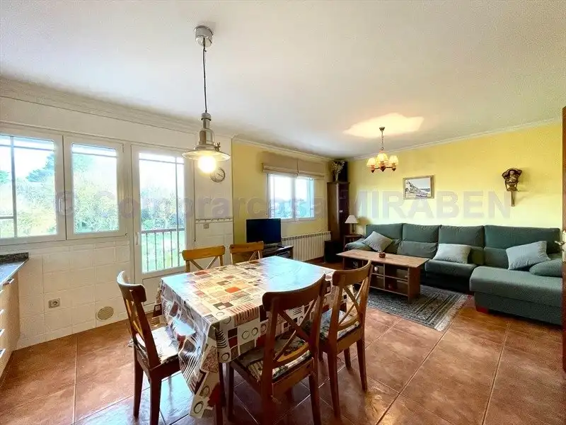 Sala d'estar de Àtic de lloguer en Boiro amb Calefacció, Terrassa i Moblat
