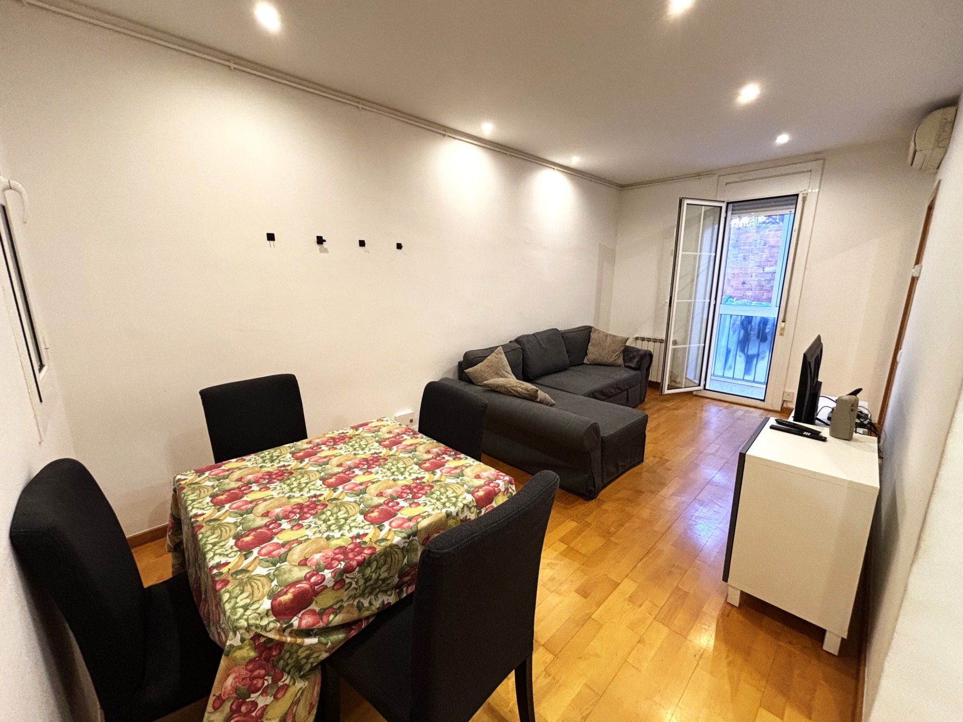 Living room of Flat for sale in  Barcelona Capital  with Air Conditioner, Furnished and Balcony