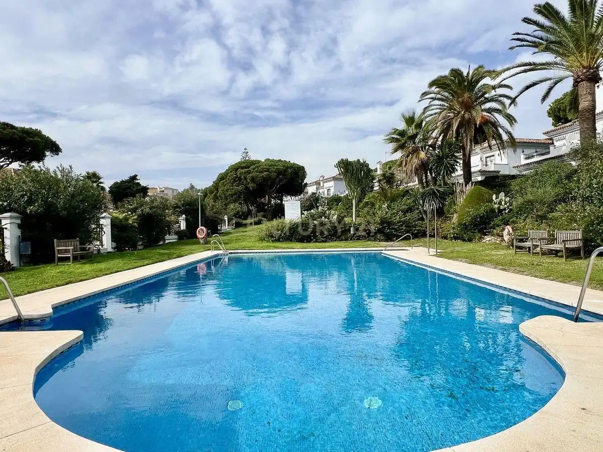 Piscina de Casa adosada en venta en Marbella con Aire acondicionado, Jardín privado y Balcón