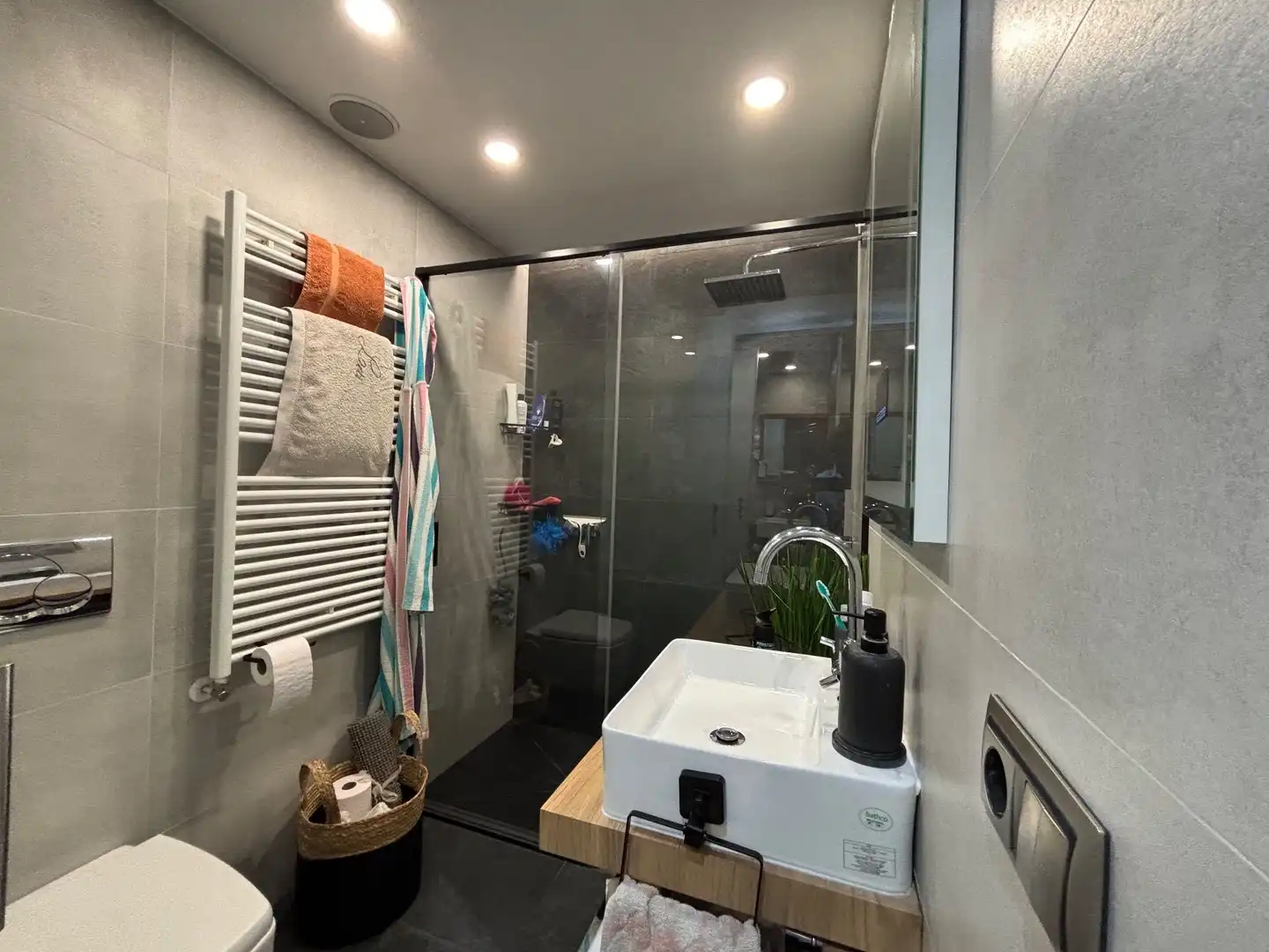 Bany de Pis en venda en Girona amb Aire condicionat, Calefacció i Terrassa