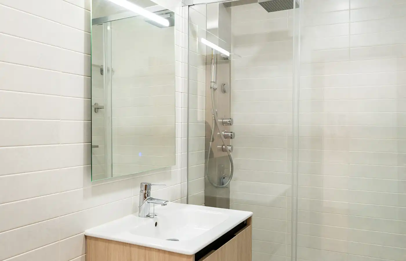 Badezimmer von Dachboden zum Verkauf in A Coruña Capital  mit Parkett, Terrasse und Abstellraum