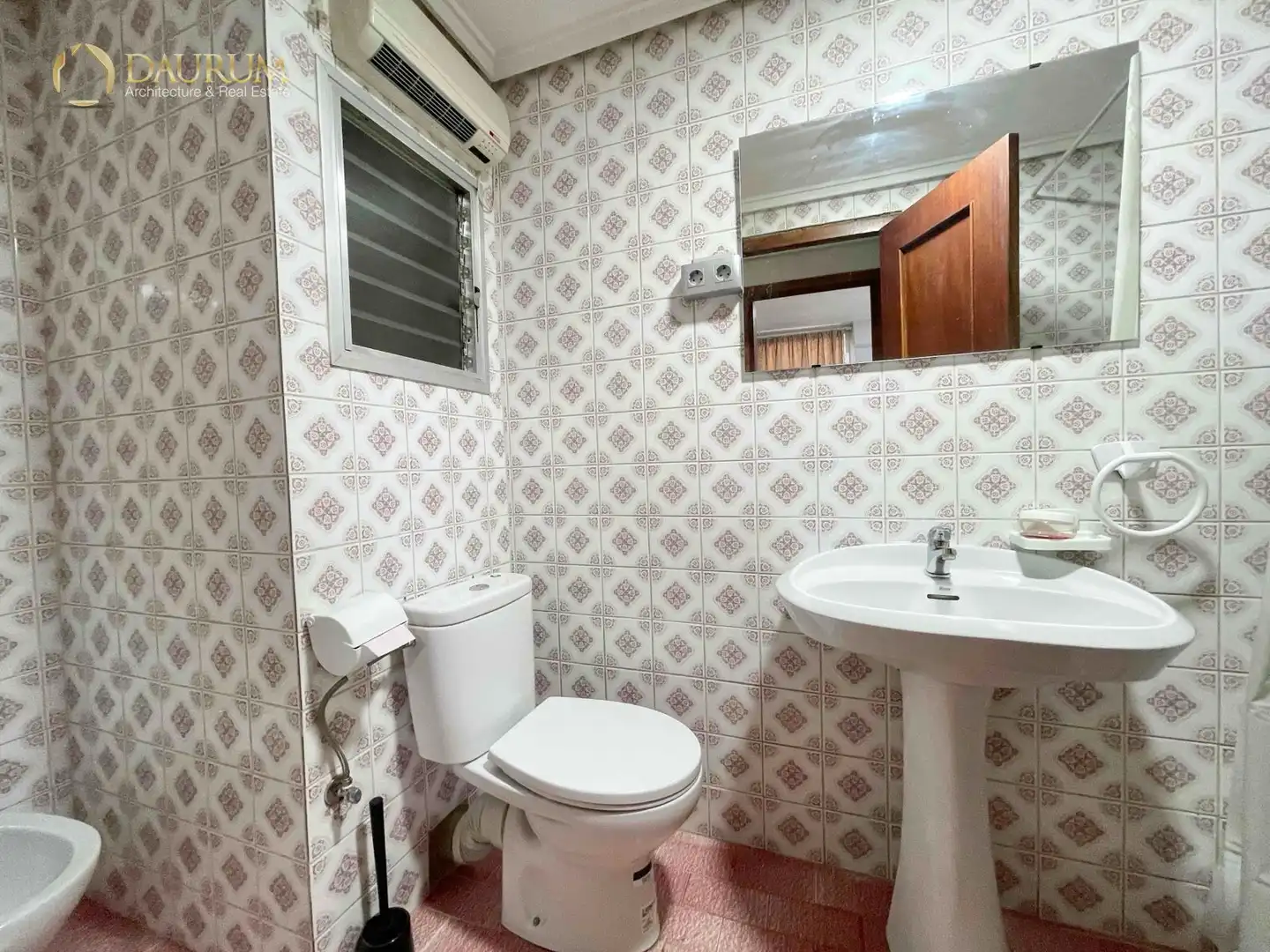 Baño de Piso en venta en Manises con Aire acondicionado, Terraza y Amueblado