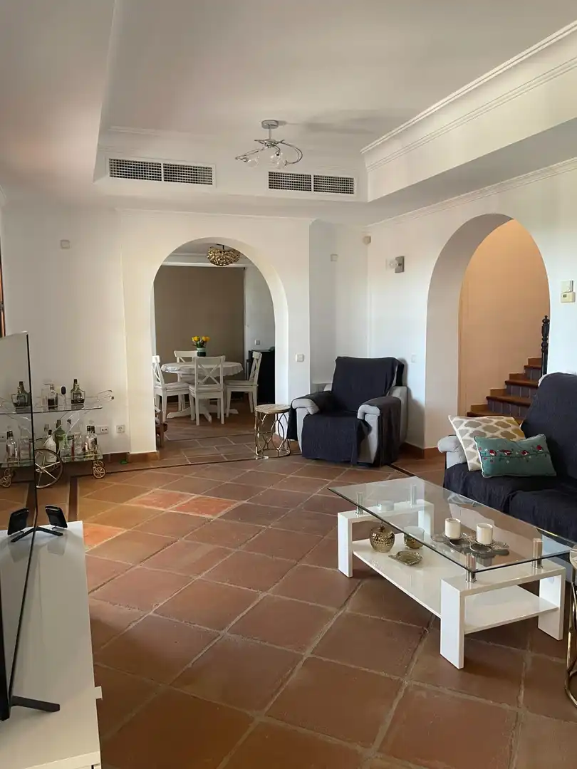 Sala de estar de Casa adosada en venta en Benahavís con Aire acondicionado, Jardín privado y Terraza