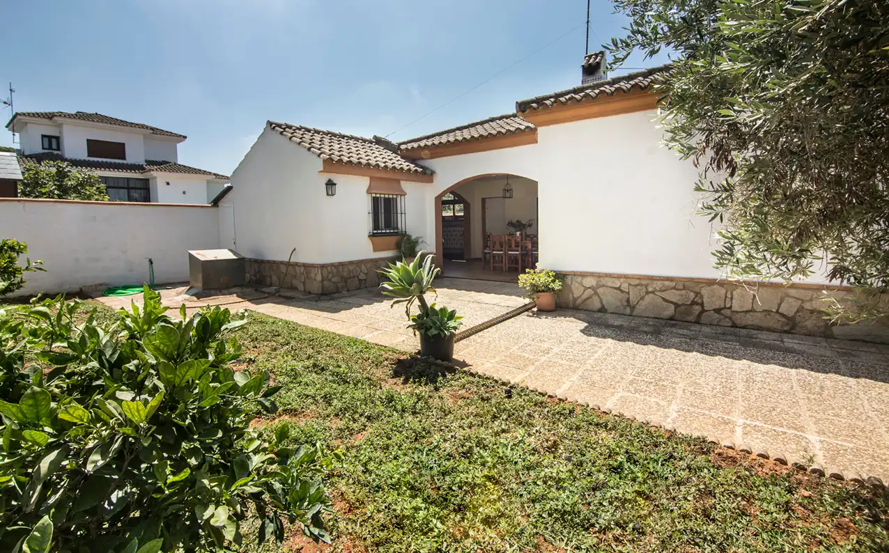 Vista exterior de Casa o chalet de alquiler en Chiclana de la Frontera con Piscina y Amueblado